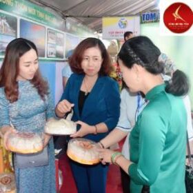 Khách hàng mua yến sào hồng nhung
